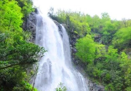 mençuna şelalesi
